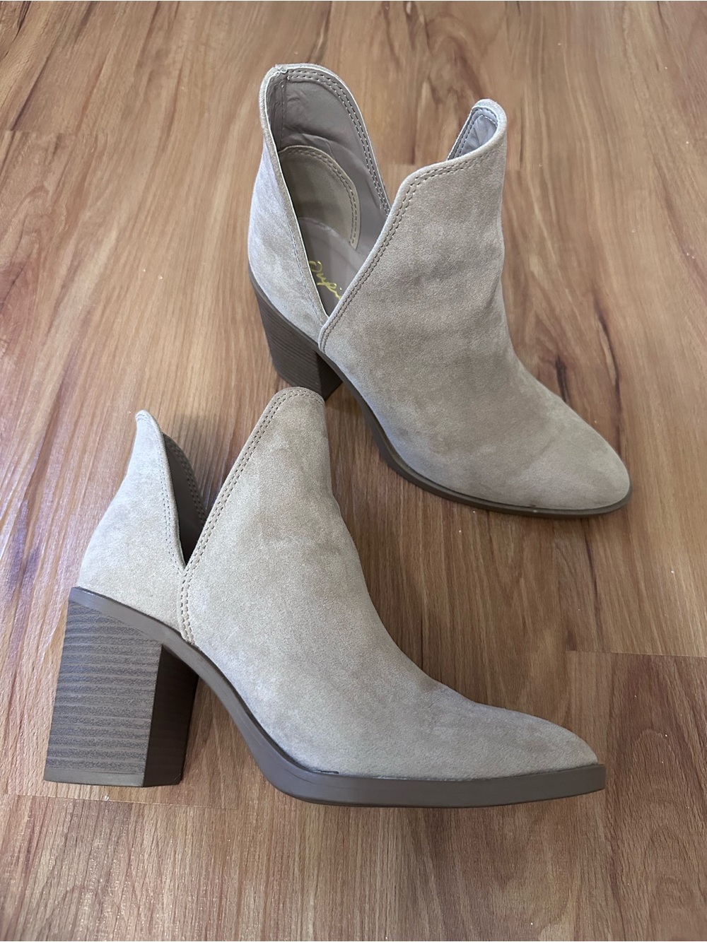 Qupid Taupe Suede V-Cut Block Heel Ankle Boots Size 5.5